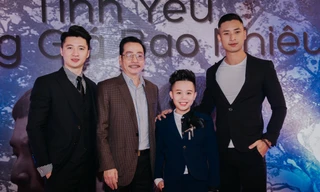 Đạo diễn Nguyễn Trọng Hưng (trái) trong buổi ra mắt phim Tình yêu đáng giá bao nhiêu