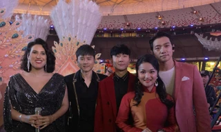 Tố Hoa hát cùng Bi Rain và Thành Long trên sân khấu Bắc Kinh