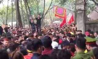 Chen lấn cướp lộc ở đền Sóc