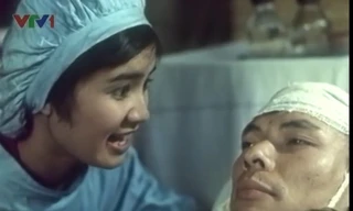 Hoa ban đỏ khắc họa chiến tranh ở những khoảng lặng