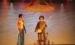 Nón, sự kết hợp của múa đương đại ngẫu hứng với nhạc cụ dân tộc.