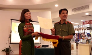 Nhà văn Đặng Vương Hưng trao kỷ vật chiến tranh cho Bảo tàng Phụ nữ