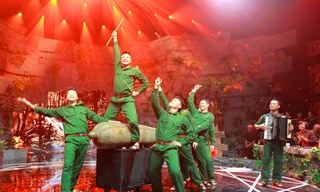 Tự Long hát chèo trong "Giai điệu tự hào" số tháng 5