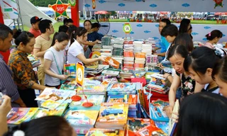 Nhiều bạn đọc bức xúc trước cách tổ chức hội chợ sách mang tên "Lẩu sách cuối năm"