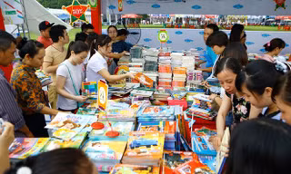 Nhiều bạn đọc bức xúc trước cách tổ chức hội chợ sách mang tên "Lẩu sách cuối năm"