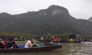 Đò chở khách trên suối Yến vẫn còn tình trạng chở quá số người, khách không mặc áo phao. Ảnh: N.Khánh