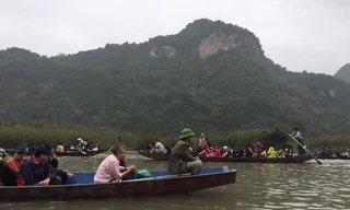 Đò chở khách trên suối Yến vẫn còn tình trạng chở quá số người, khách không mặc áo phao. Ảnh: N.Khánh