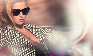 Lara Stone nóng bỏng với phong cách nhiệt đới