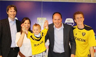 cùng bố mẹ tại buổi lễ ký kết hợp đồng bóng đá chuyên nghiệp trong 10 năm