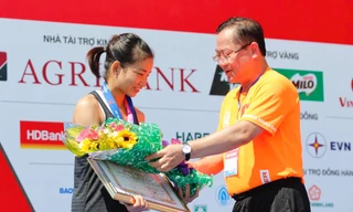 Nhà báo Lê Xuân Sơn - Tổng Biên tập báo Tiền Phong, Trưởng Ban Tổ chức Tiền Phong Marathon năm 2020, trao giải cho nhà vô địch 5km nữ tuyển Nguyễn Thị Oanh.