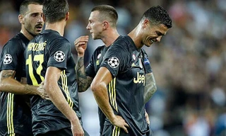 Nhận thẻ đỏ, Ronaldo bị phạt mua iMac cho toàn đội 