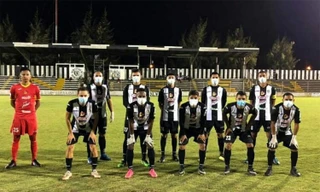 Đội bóng đeo khẩu trang, găng tay thi đấu để phòng dịch Covid- 19