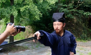 'Thánh sống Võ Đang' tung chưởng làm đứt đôi tờ giấy