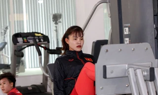 Trung vệ Chương Thị Kiều tập luyện trong phòng Gym sáng nay, 18/2.