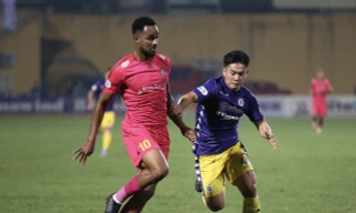 Hà Nội (áo tím) duy trì hy vọng bảo vệ ngôi vô địch. 