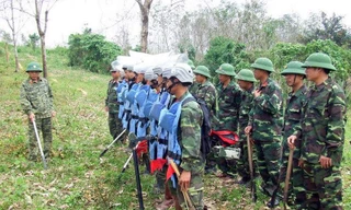 Bộ đội công binh thuộc Xí nghiệp 319.5 (Tổng Cty 319 - Bộ Quốc phòng) chuẩn bị lên đường đi rò gỡ bom mìn tại xã Hương Hòa, Nam Đông, Thừa Thiên - Huế