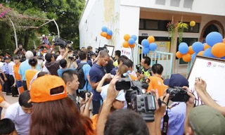 Nhóm cầu thủ Man City giao lưu với trẻ em làng SOS