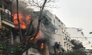 CLIP dập đám cháy lớn nhà phố cổ Hà Nội