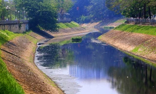 Sông Tô Lịch thơ mộng 2000 năm tuổi bị ‘bức tử’ như thế nào?