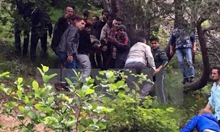 Lực lượng cứu hộ làm nhiệm vụ tại hiện trường vụ rơi máy bay quân sự Thổ Nhĩ Kỳ ngày 5/7/2016. (Nguồn: Daily Sabah/TTXVN) 