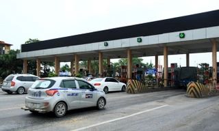 Phương tiện lưu thông qua trạm thu phí Bắc Thăng Long-Nội Bài. (Ảnh: Việt Hùng/Vietnam+) 