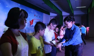 Bí thư TW Đoàn Nguyễn Long Hải trao học bổng cho con em cán bộ, chiến sĩ Lữ đoàn công binh 83 đang công tác tại Trường Sa. Ảnh: Giang Thanh