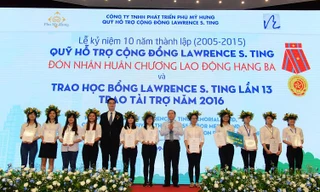 LAWRENCE S. TING đón nhận huân chương lao động
