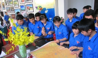 Thanh niên xem các bản đồ khẳng định rõ ràng chủ quyền của Việt Nam đối với Hoàng Sa và Trường Sa. Ảnh: Mic.gov.vn​.