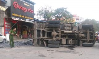 Tài xế bẻ lái thần sầu cứu 2 nữ sinh: Xe hỏng, có phải bồi thường?