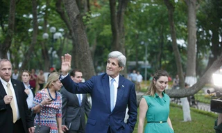 Ngoại trưởng Mỹ thư thái dạo bước ở Hồ Gươm