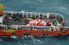 Tạm dừng trục vớt thân máy bay AirAsia 