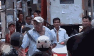 Dennis Marshall Gray bị người dân chứng kiến sự kiện phản đối (ảnh chụp từ clip)