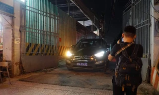 Xe cơ quan công an trong buổi khám nhà ông Nguyễn Hữu Tín