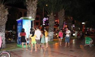 Nghĩ từ máy bán nước tự động trên vỉa hè ở Đà Nẵng