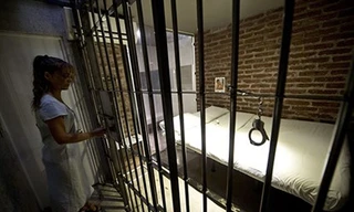  Cô Ximena Parra giới thiệu phòng theo phong cách nhà tù trong khách sạn tình yêu ở Santigao, Chile.