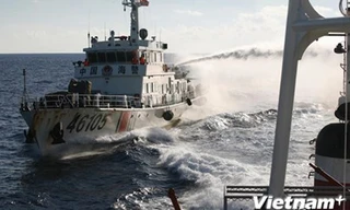 Trung Quốc hung hãn tấn công, phun vòi rồng vào tàu cảnh sát biển Việt Nam. Ảnh: TTXVN