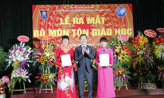 PGS.TS Trần Thị Kim Oanh (bên trái ảnh) nhận quyết định bổ nhiệm