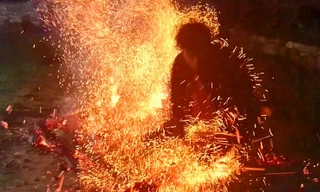 Huyền bí tục nhảy vào lửa đầu năm mới