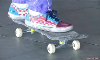 Sinh viên chế ván trượt từ 1.500 túi nylon phế thải