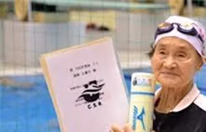 Cụ bà trăm tuổi lập kỷ lục bơi thế giới