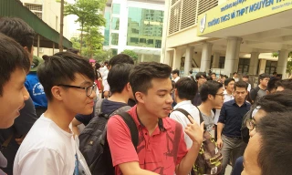 Hãy dành cho các trường, các nhóm trường đại học tổ chức thi tuyển sinh theo các đợt khác nhau trong năm. 