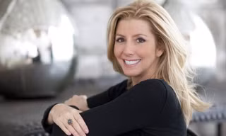 Sara Blakely người duy nhất làm giàu từ hai bàn tay trắng. 
