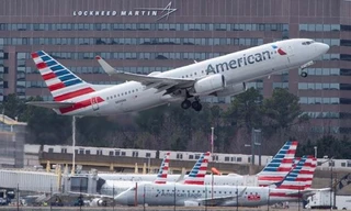 Máy bay Boeing 737 của Hãng hàng không American Airlines cất cánh tại sân bay quốc tế Ronald Reagan Washington ở Arlington, Virginia của Mỹ. (Ảnh: AFP/TTXVN) 