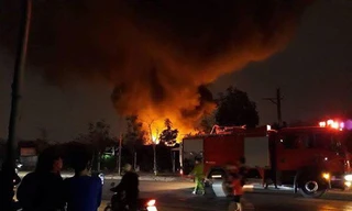 Cháy lớn xưởng sản xuất đồ nhựa trong làng nghề Triều Khúc
