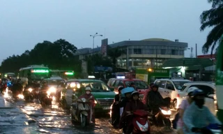 Các phương tiện dồn ứ, chen chúc nối đuôi nhau 