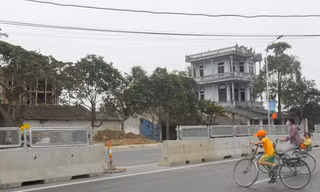 Thanh Hóa: Dân tự ý tháo dỡ rào chắn 'bay' qua đường