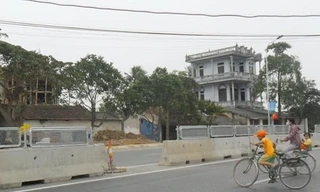 Thanh Hóa: Dân tự ý tháo dỡ rào chắn 'bay' qua đường