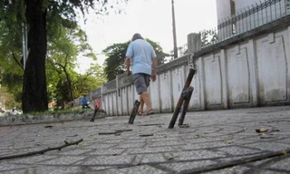 Những chiếc cọc sắt nhọn xuất hiện dày đặc trên các vỉa hè ở trung tâm TP HCM