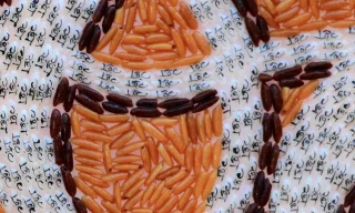 Độc đáo bức tranh gạo 1.001 chữ Lộc tại chợ ve chai miền Tây