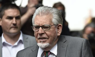 Rolf Harris nổi tiếng với vai trò là ngôi sao trong chương trình dành cho trẻ em “Rolf Harris Cartoon Time” bị kết án 6 năm tù giam vì xâm hại tình dục trẻ vị thành niên